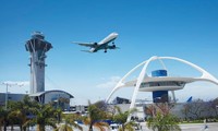 Website của sân bay quốc tế Los Angeles nằm trong số 14 trang web của các sân bay Mỹ bị hacker tấn công ngày 10/10. Trong ảnh là một góc sân bay quốc tế Los Angeles Ảnh: Getty Images 
