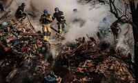 Lính cứu hỏa tại một tòa nhà ở Kiev bị sập trong vụ tấn công bằng máy bay không người lái hôm 17/10 Ảnh: Getty Images 