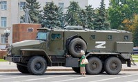 Một xe bọc thép của lực lượng thân Nga đậu gần tòa nhà chính quyền vùng Kherson ngày 25/7Ảnh: Reuters 