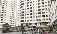 Một góc sân chung tổ hợp chung cư HH Linh Đàm, nơi xảy ra “đại chiến” giữa karaoke loa kéo tay và nhạc đám ma Ảnh: Trường Phong 