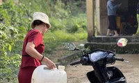 Cô giáo Võ Thị Kim Dung phải chở nước đến trường cho các em sinh hoạtẢnh: Nguyễn Ngọc 