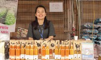 Chị Thu Nguyệt giới thiệu trà gừng Tâm Nguyên tại một hội chợ ở Đà Nẵng