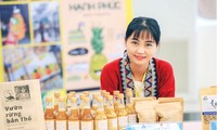 Nguyễn Lê Ngọc Linh với sản phẩm của vườn rừng bản Thổ 