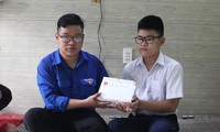 Đoàn phường Tam Thuận trao hỗ trợ cho em Ngô Anh Kiệt (học sinh lớp 10, Trường THPT Trần Phú) Ảnh: Giang Thanh 