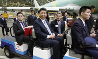 Đoàn đại biểu Trung Quốc (ông Tần Cương ngồi ngoài cùng bên trái) tham quan nhà máy Boeing ở Washington, trong chuyến thăm Mỹ năm 2015 của Chủ tịch Trung Quốc Tập Cận BìnhẢnh: New York Times 
