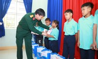 Đại tá Trần Viết Năng - Trưởng ban Thanh niên Quân đội trao quà Tết tặng học sinh nghèo ở huyện Khánh Sơn, tỉnh Khánh Hòa 