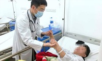 Bác sĩ BV Bạch Mai điều trị bệnh nhân đột quỵ 