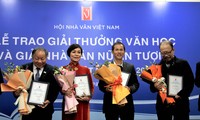 Hai tác giả thơ Nguyễn Bảo Chân và Trần Lê Khánh nhận giải thưởng Văn học Việt Nam năm 2022 Ảnh: GIA LINH