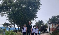 Cán bộ Đồn Biên phòng Thu Lũm dẫn các “con” tới trường