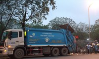 Xe rác của Urenco 11 thuộc khu vực Cầu Diễn thường thu gom rác trong giờ cấm tại đường Châu Văn Liêm