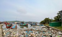 Xác tàu hỏng để lâu cùng với rác thải tràn ngập khiến cảng cá Sa Huỳnh ô nhiễm nặng Ảnh: Nguyễn Ngọc 