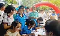 Học sinh ở TPHCM nộp hồ sơ xét tuyển bằng học bạ tại Trường ĐH Công nghiệp Thực phẩm TPHCM trong lần đi tham quan trường hồi đầu tháng 4/2023ảnh: Nguyễn Dũng 