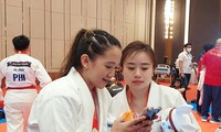 VĐV Jujitsu Nguyễn Minh Phương trao đổi số điện thoại với võ sỹ Philippines Ảnh: Thanh Hải 