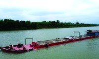 Tàu chở cát BKS NĐ-3521 lưu thông trên sông Đuống qua Hà Nội sáng 8/5 chìm cả mớn đăng kiểm và nước sông ngập sàn boong (mũi tên)