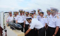 Lãnh đạo Quân chủng Hải quân tham quan sáng kiến, cải tiến kỹ thuật của Tàu ngầm 185 - Khánh Hòa (Lữ đoàn Tàu ngầm 189) ẢNH: ĐẮC THẮNG