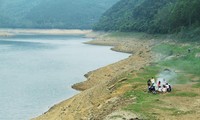 Mực nước xuống thấp, một số người dân xuống chơi ở khu vực khô cạn trong lòng hồ Xạ Hương, Tam Đảo, Vĩnh Phúc Ảnh: Hà Trần