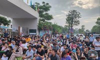 Hàng trăm phụ huynh ngồi chờ nộp hồ sơ vào lớp 10 cho con vào trường tư ở Hà Nội ngày 5/7 