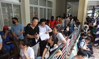 Ngày 5/7, hàng trăm phụ huynh đứng ngồi chờ đợi để nộp hồ sơ nhập học tại Trường THPT Tạ Quang Bửu Ảnh: Trọng Tài 