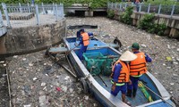 Công nhân vớt rác trên kênh Nhiêu Lộc – Thị Nghè Ảnh: HỮU HUY