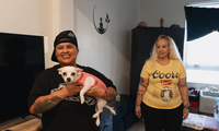 Cô Volantin và cô Zayas và chú chó Zoey trong căn hộ mới của họ 