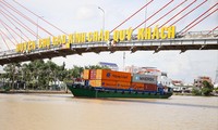  Tàu container di chuyển trên kênh Chợ Gạo (Tiền Giang) Ảnh: Nhật Huy