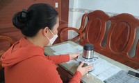 Bà N và máy xay thịt từ chương trình quà tặng tri ân Ảnh: Hoàng Thuận