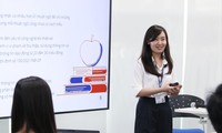Trần Mẫn Linh trong một buổi thuyết trình tại Đại học Fulbright Việt Nam