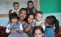 Nguyễn Thị Thanh Tâm (SN 1996, ở TPHCM) chụp ảnh cùng những đứa trẻ ở Afghanistan trong một chuyến du lịch 