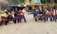Học sinh Trường phổ thông dân tộc bán trú Tiểu học và THCS Mồ Dề, huyện Mù Cang Chải, Yên Bái trong giờ ra chơi Ảnh: Nghiêm Huê 