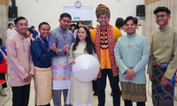 Sinh viên Trường ĐH Ngoại ngữ, ĐH Quốc gia Hà Nội giao lưu với sinh viên Trường ĐH Khoa học Islam Malaysia Ảnh: Thanh Phong