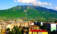  Kukes nằm dưới bóng của dãy núi cao chót vót gần biên giới Albania-Kosovo