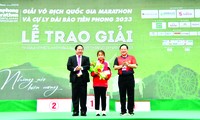 Lê Thị Tuyết trên bục trao giải Tiền Phong Marathon 2023Ảnh: Hồng Vĩnh