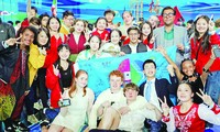 Lê Nguyệt Quỳnh (cầm cúp) cùng thí sinh nước ngoài sau chung kết cuộc thi Nhịp cầu Hán ngữ toàn thế giới 2023 Ảnh: NVCC 