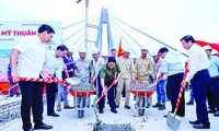 Thủ tướng thực hiện nghi thức hợp long cầu Mỹ Thuận 2 vào tháng 10/2023 (cầu khánh thành tháng 12/2023) Ảnh: VGP