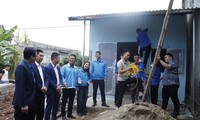 Đoàn viên Trường Cao đẳng Kỹ thuật Công nghiệp Bắc Giang làm đường dây điện giúp nhà bà Lường Thị Mèo Ảnh: Nguyễn Thắng 