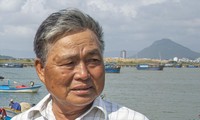 Lão ngư dân Huỳnh Văn Thắng, cha ngư dân thuyền trưởng Huỳnh Đức Lợi vừa mất tích trên biển. Phía sau là hòn Chóp Chài Ảnh: Văn Chương 