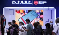 Du khách xếp hàng mua cà phê giảm giá bằng đồng nhân dân tệ kỹ thuật số ở Bắc Kinh ngày 7/9/2021Ảnh: Bloomberg 