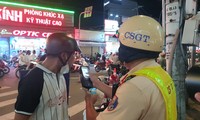 Đội Cảnh sát giao thông Hàng Xanh (thuộc Phòng CSGT Công an TPHCM) kiểm tra nồng độ cồn người lái xe máy Ảnh: Hoàng Thuận 