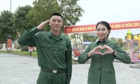 Hai chị em ruột Phạm Thị Thảo và Phạm Minh Quân (ở Yên Mô, Ninh Bình) quyết tâm lên đường bảo vệ Tổ quốc đầu xuân 2024 ẢNH: NGUYỄN MINH