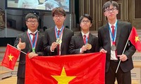 Em Đinh Cao Sơn, sinh viên Trường ĐH Sư phạm Hà Nội (ngoài cùng bên trái) cùng các thành viên đội tuyển Hoá học Việt Nam tại kỳ thi Olympic Hoá học quốc tế 2023 Ảnh: NVCC 