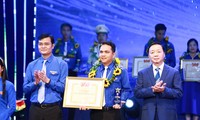 Phó Thủ tướng Trần Hồng Hà và Bí thư thứ nhất T.Ư Đoàn Bùi Quang Huy (bìa trái) trao tặng Giải thưởng Lý Tự Trọng năm 2024 cho anh Lê Mạnh Tấn, Bí thư Đoàn Trường THPT Hoàng Hoa Thám (Đà Nẵng) 