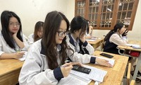 Học sinh lớp 12 Trường THPT Kim Liên (Hà Nội) trong một giờ học