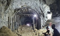 Công nhân ngành đường sắt đang nỗ lực khắc phục sự cố sập hầm Bãi Gió Ảnh: L.H 