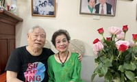 Dù đã gần 90 tuổi, vợ chồng bà Ngô Thị Ngọc Diệp không ngại ngần trao nhau những cử chỉ yêu thương, tình cảm 