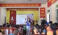 Cô giáo áo xanh Nguyễn Lan Hương, sinh viên ngành Ngôn ngữ Anh, Đại học Sư phạm Hà Nội 2, chủ trì phần dạy tiếng Anh 