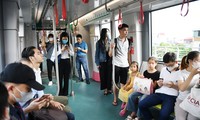 Người dân trải nghiệm metro Nhổn - ga Hà Nội sáng 8/8 Ảnh: Như Ý