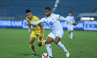 Tiền đạo Rafaelson (bên phải) – cây săn bàn số 1 V-League 