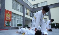 Thành viên Câu lạc bộ Karatedo Học viện Quân y luyện tập đối kháng ẢNH: HOÀNG NGỌC 