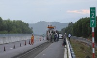 Mặt đường cao tốc Đà Nẵng - Quảng Ngãi được cào lên để rải thảm mới tại các vị trí hư hỏng, không đảm bảo an toàn Ảnh: Nguyễn Thành