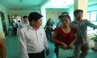 Chủ tịch Nguyễn Thành Phong trao đổi với người dân Thủ Thiêm sau buổi tiếp xúc